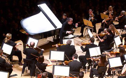 El director Juanjo Mena con la London Philharmonic Orchestra en el Auditorio Nacional de Música, en Madrid.