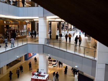 Personas recorren hoy el Mall Costanera Center, uno de los centros comerciales más grandes de América Latina, en la comuna de Providencia en Santiago (Chile).