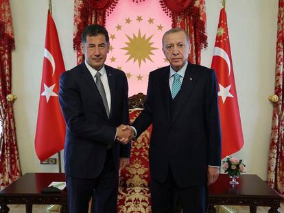 El candidato ultranacionalista, Sinan Ogan, junto al presidente turco, Recep Tayyip Erdogan, el pasado 19 de mayo en Estambul.