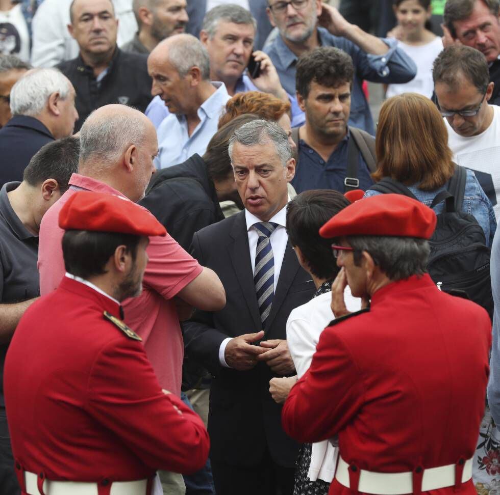 El lehendakari, Iñigo Urkullu, durante el minuto de silencio celebrado este viernes en San Sebastián.