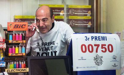 El propietario de la administración de lotería de Mollerussa (Lleida) que ha repartido 36 series del tercer premio, celebra este domingo el premio.