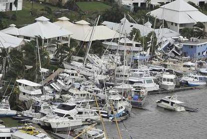 Destrozos causados por el ciclón en un puerto deportivo de la ciudad de Cardwell