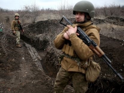 Dos soldados ucranios patrullan el lunes en la línea del frente con la autoproclamada república de Donetsk cerca de Avdiivka, en el este del país.