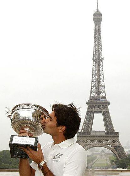 Roger Federer posa en París con el trofeo de Roland Garros.