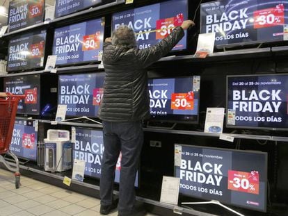 Un cliente en la sección de televisores de un centro comercial el pasado Black Friday.