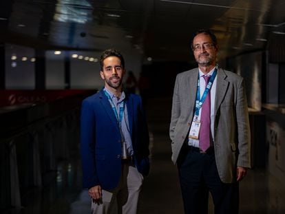 Los oncólogos Daniel Martínez (izq.) y Jaime Feliú, durante el Congreso de la Sociedad Española de Oncología Médica, en Barcelona.