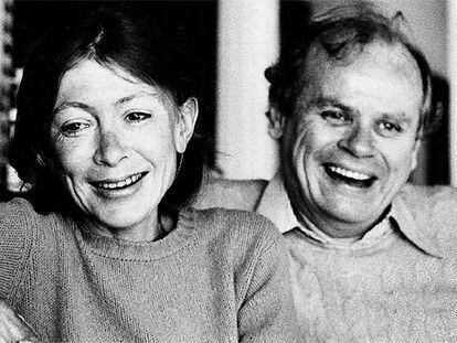 Joan Didion y su marido, el escritor John Dunne, en una foto de 1977.