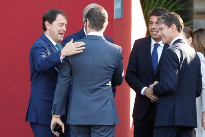 El presidente de la Junta de Castilla y León, Alfonso Fernández Mañueco (a la izquierda), conversaba con el senador del PP Javier Maroto (de espaldas) y con el presidente de la Generalitat Valenciana, Carlos Mazón (segundo por la derecha).
