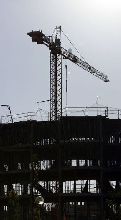 Grúa de la construcción en el residencial Francisco Hernando en Seseña (Toledo).