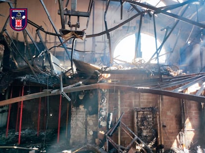 Estado del interior de una de las discotecas tras el incendio en Murcia. En una imagen facilitada por los Bomberos.