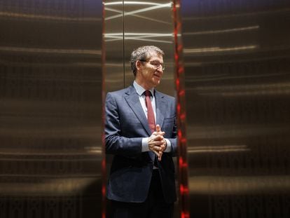 El presidente del PP, Alberto Núñez Feijóo, a su llegada a un acto en un hotel de Madrid, este martes.