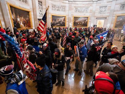 Simpatizantes de Trump durante el asalto al Capitolio en Washington el 6 de enero.