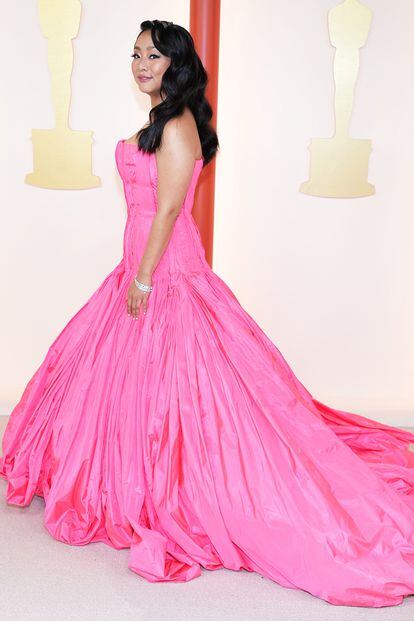 Stephanie Hsu, nominada a mejor actriz de reparto por Todo a la vez en todas partes, llevó un vestido rosa con cola de alta costura de Valentino, combinado con joyas de Cartier.