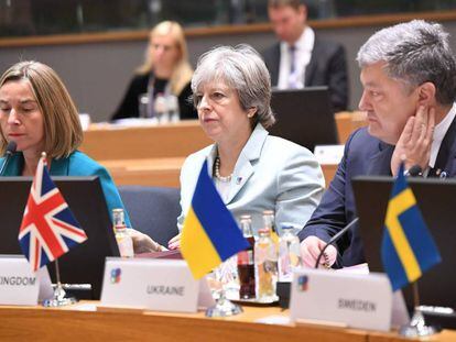 Desde la izquierda, la alta representante para la Pol&iacute;tica Exterior de la Uni&oacute;n Europea, Federica Mogherini, la primera ministra brit&aacute;nica, Theresa May y el presidente ucraniano, Petro Poroshenko este noviembre en Bruselas. 