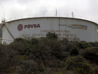 El logo de PDVSA en un tanque en la refinería El Palito en Carabobo, Venezuela.