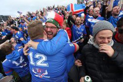 Aficionados de la selección islandesa celebran en la capital del país, Reikiavík, el pase a cuartos.
