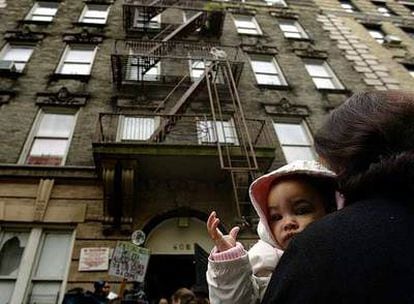 Una niña afectada por plomo, en 2003,  frente al edificio donde vivía en Nueva York.