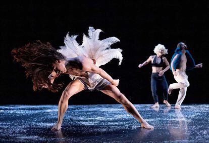 Escena de la obra Hamaika, del coreógrafo Igor Calonge, en el Teatro Cuarta Pared, de la compañía Cielo rasO.