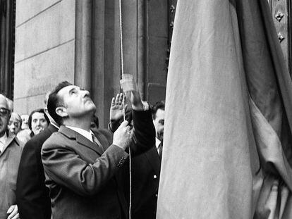 El rector de la UB hissa la bandera espanyola el 1969 després d’uns aldarulls amb alumnes.