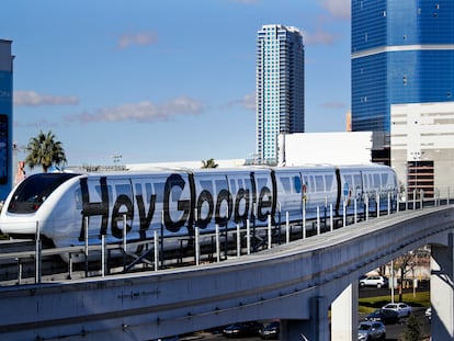 Foto de enero de 2018 de un tren circulando por Las Vegas durante el CES.
