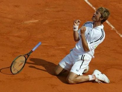 El tenista Juan Carlos Ferrero celebra la victoria ante el holandés Martin Verkerk en el Roland Garros de 2003