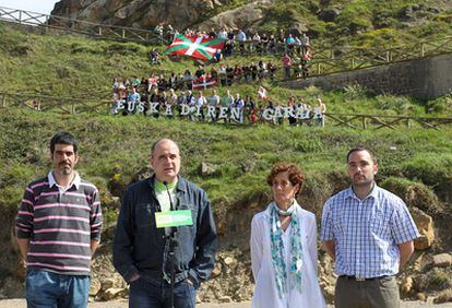 Joseba Egibar, junto a Eneko Goia (a su izquierda), Montse Arana y Jon Redondo, en un acto político en Orio previo a la celebración mañana del Aberri Eguna.