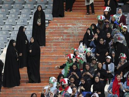 Aficionadas iraníes en la grada del Azadi, vigiladas por policías. En vídeo, la entrada y primeras impresiones de mujeres iraníes a un campo de fútbol.