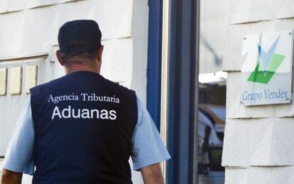 Un agente del Servicio de Aduanas entra en la sede del Grupo Vendex en Santiago.