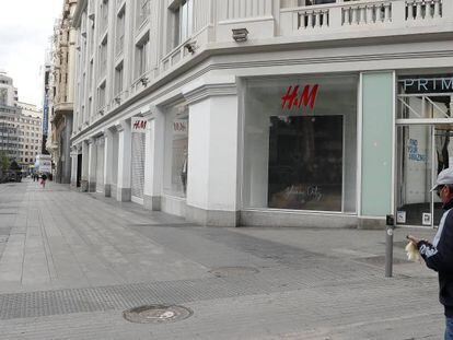 Tiendas de moda cerradas en la Gran Vía de Madrid.
