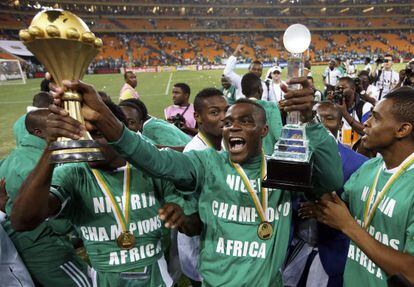 Emenike, de NIgeria, eleva el &uacute;ltimo trofeo de la Copa de &Aacute;frica.