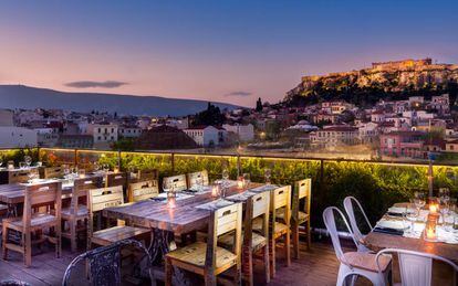 Terraza del bar-restaurante 360º, en el barrio ateniense de Monastiraki, con vistas a la Acrópolis.  