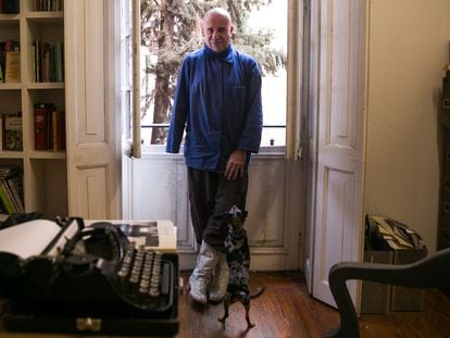 El escritor Mario Bellatin en su casa-estudio de Ciudad de México.