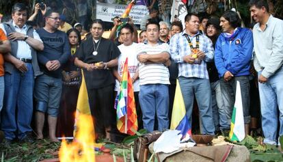 Ceremonia antes de partir hacia la marcha de la dignidad, en Tundayme.