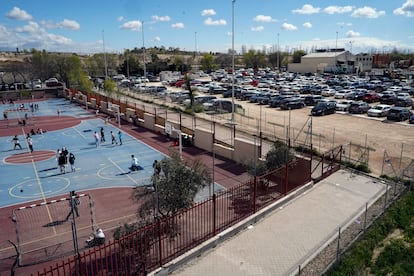 Parcela municipal que ocupa un parking para empleados de Iberdrola junto al colegio Juan Zaragüeta del distrito de Hortaleza.