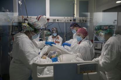 Sanitarios en la UCI covid del Hospital del Mar de Barcelona, en abril.