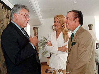 El ex presidente del Gobierno español Felipe González conversa con el político argentino Carlos Menem y su esposa Cecilia Bolocco, en Argetina. PLANO MEDIO - ESCENA
