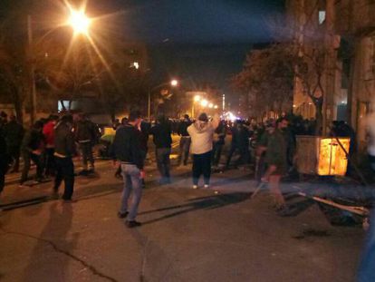 Manifestantes se enfrentan con la polic&iacute;a este lunes en Teher&aacute;n.