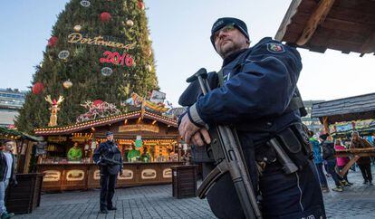 La policía vigila en mercadillo de Navidad de Dortmund, Alemania, este martes.