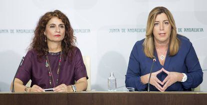 María Jesús Montero, consejera andaluza de Salud en 2013 y hoy titular de Hacienda, con Susana Díaz.