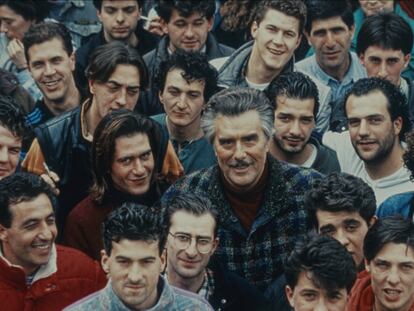 Vincenco Muccioi (centro), junto a pacientes de la comunidad de San Patrignano.