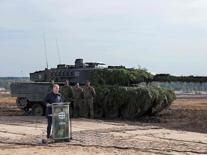 El canciller alemán, Olaf Scholz, delante de un Leopard, el 17 de octubre en Ostenholz (norte de Alemania).