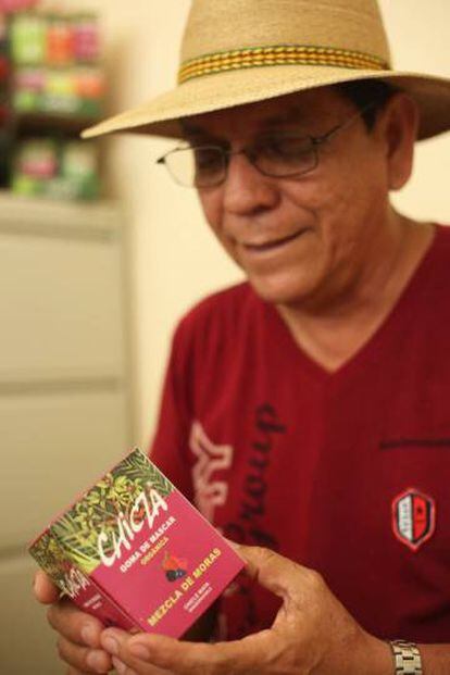 Gerardo Ramírez muestra una de las últimas variantes del chicle maya orgánico.