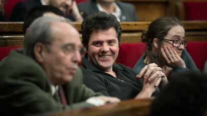 Julià de Jòdar junto a Josep Manel Busqueta en el Parlament.