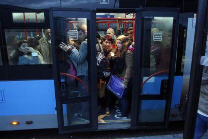 Pasajeros de autobús de la EMT en diciembre de 2012.