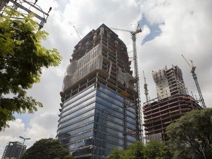 Construcciones de edificios comerciales en São Paulo.