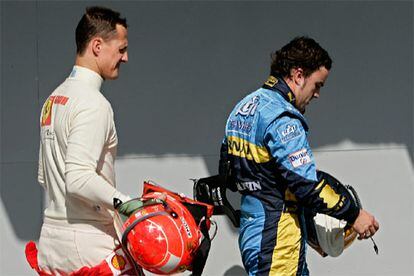 Fernando Alonso y Michael Schumacher, tras la sesión de entrenamientos libres del Gran Premio de Brasil, en Sao Paulo.