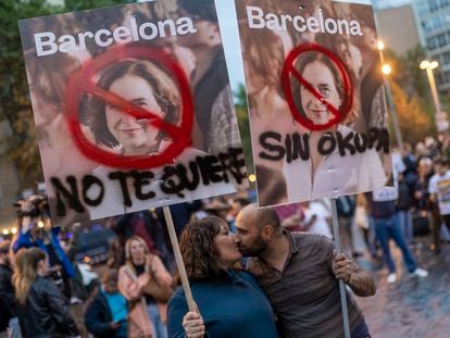 Una pareja exhibe pancartas en contra de la alcaldesa de Barcelona, el pasado 25 de mayo, durante una manifestación en contra de las okupaciones de la plaza de la Bonanova.