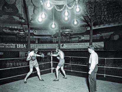 Entrenament de boxa a l&rsquo;escenari del Gran Price, inaugurat el cap d&rsquo;any de 1934, a la cru&iuml;lla de Casanova amb Floridablanca. 