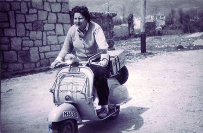 Gloria Fuertes, en 1958, circulando con su vespa en Soto del Real (Madrid).
