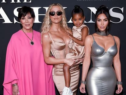 De izquierda a derecha, Kris Jenner, Khloé Kardashian y su hija True, y Kim Kardashian en la 'premiere' de su 'reality shhow' en Los Ángeles, en abril 2022.